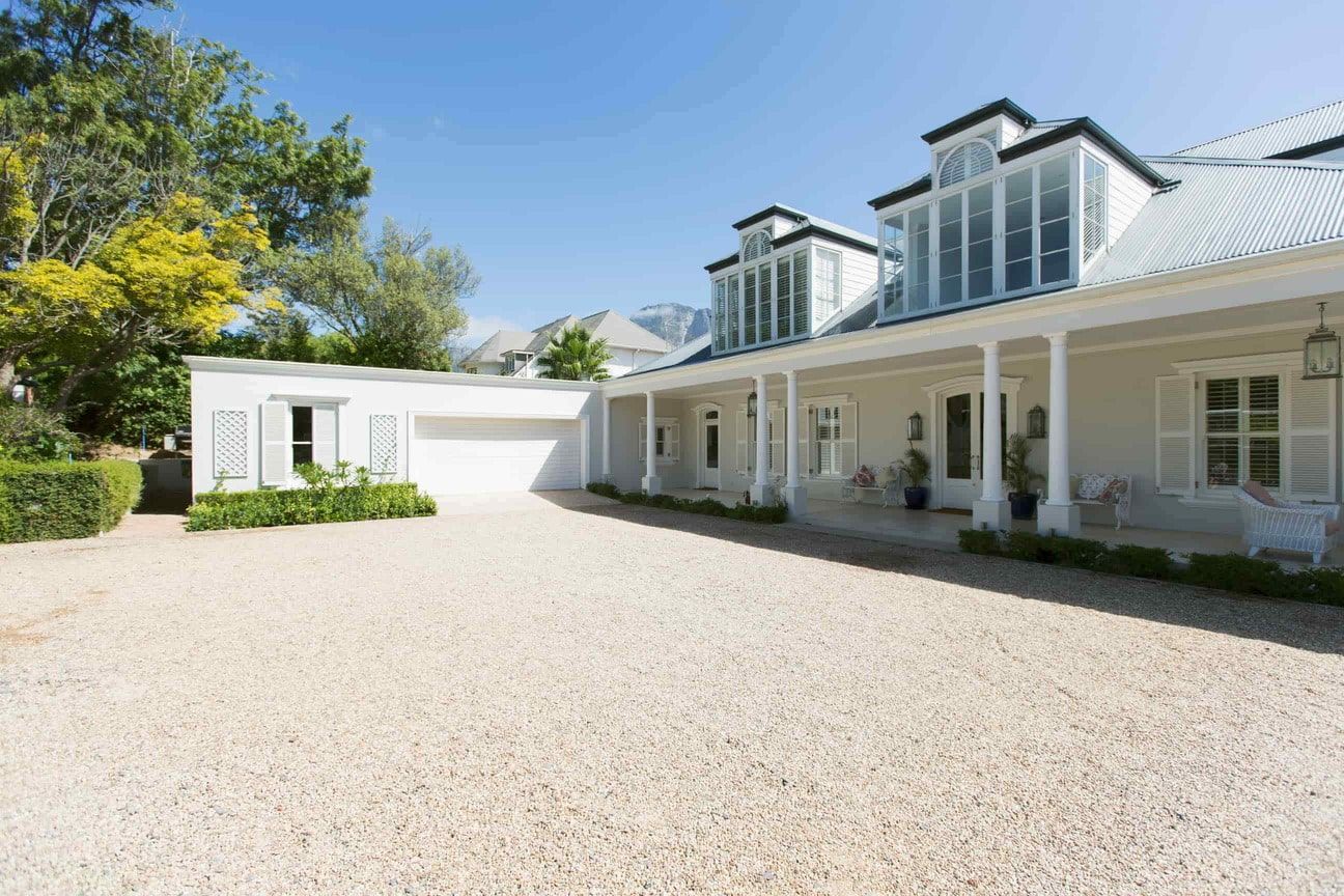 Front of house garden with PebbleLock gravel paving