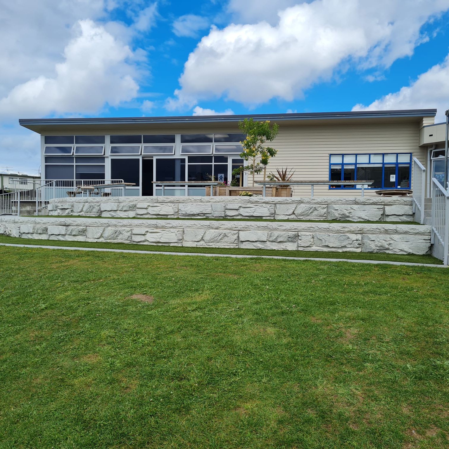 MagnumStone retaining wall at a school in Albany