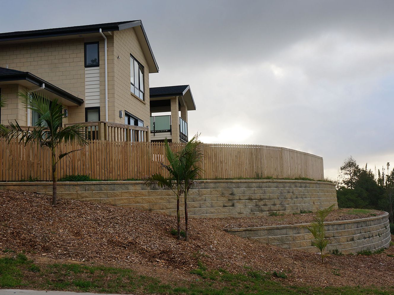 Retaining wall reinforced with StrataGrid