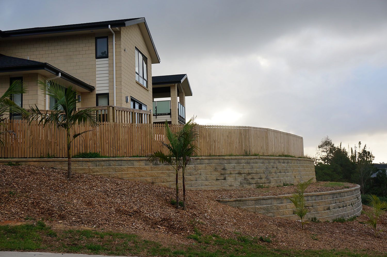 Retaining wall reinforced with StrataGrid